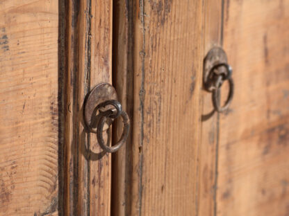 Ancien buffet en bois à trois portes (vers 1920)