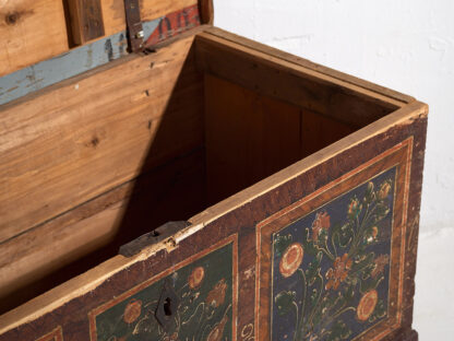 Antique footboard trunk with floral motifs (c.1920) #44