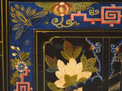 Baúl de ópera antiguo de color oscuro y con detalles florales (c.1900) #1