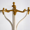 Ancien porte-manteau sur pied en blanc et or (vers 1920)