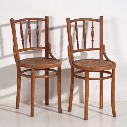 Antique Thonet chairs with engraved seat (c.1920). Set of 2 pieces #1