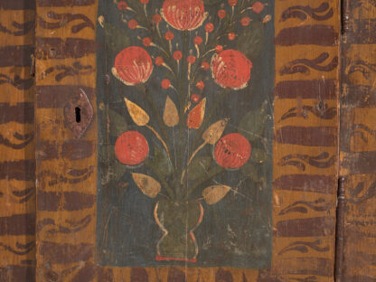 Armario de pared antiguo pintado con motivos florales (c.1850)