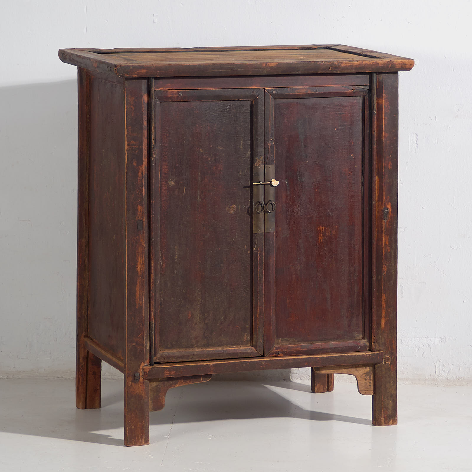 Cómoda antigua de color rojo burdeos de madera maciza (China, c.1870)