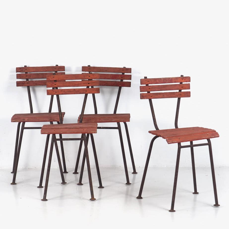 Ensemble de chaises de jardin rouges anciennes (vers 1920). Ensemble de 4 pièces