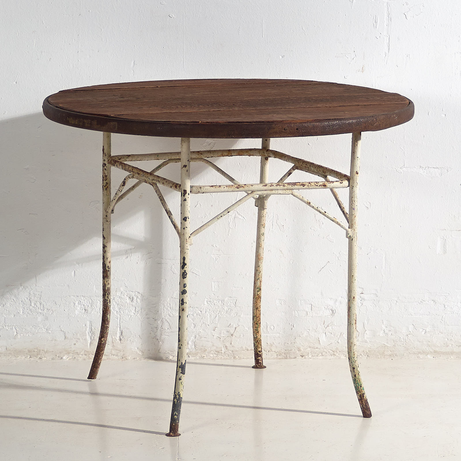 Mesa redonda antigua exterior de metal (Francia, c.1900)