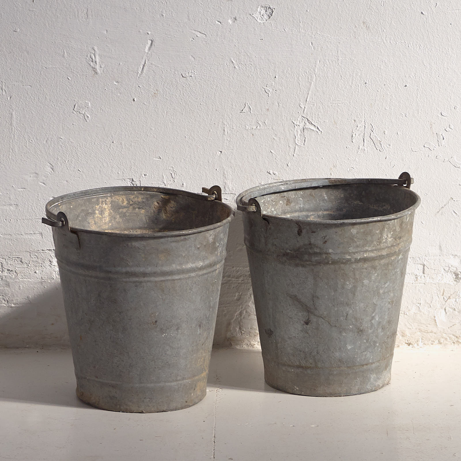 Antiguos cubos metálicos (c.1920). Conjunto de 2 piezas