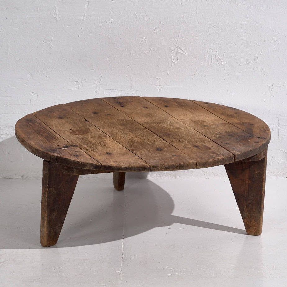 Antique round solid wood coffee table (c.1920)