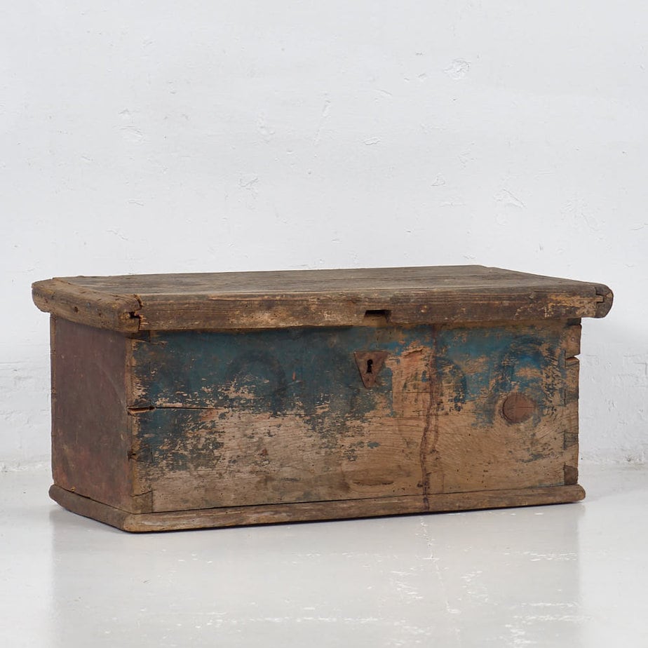 Baúl pequeño de madera antiguo con tonos azulados (c.1890)