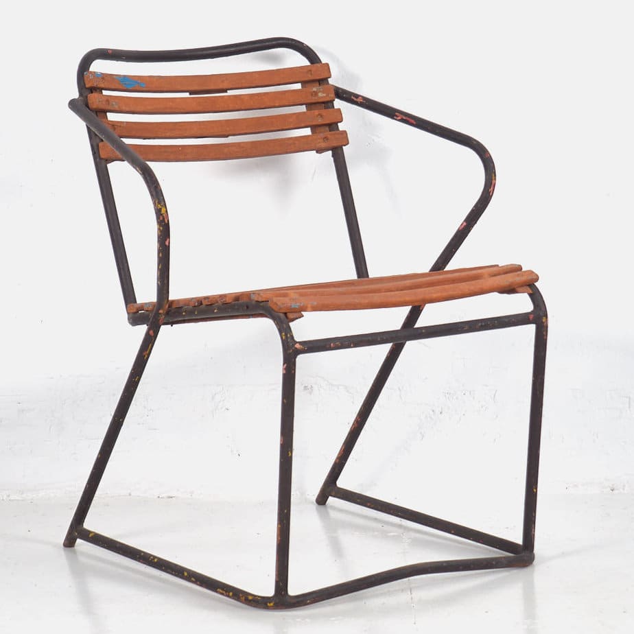 Silla de exterior antigua con reposabrazos (c.1920)
