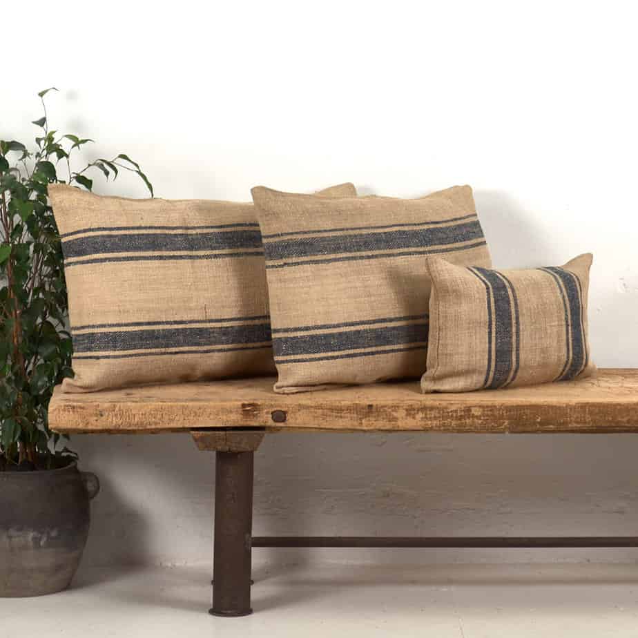 Coussin en lin ancien avec rayures bleu cobalt