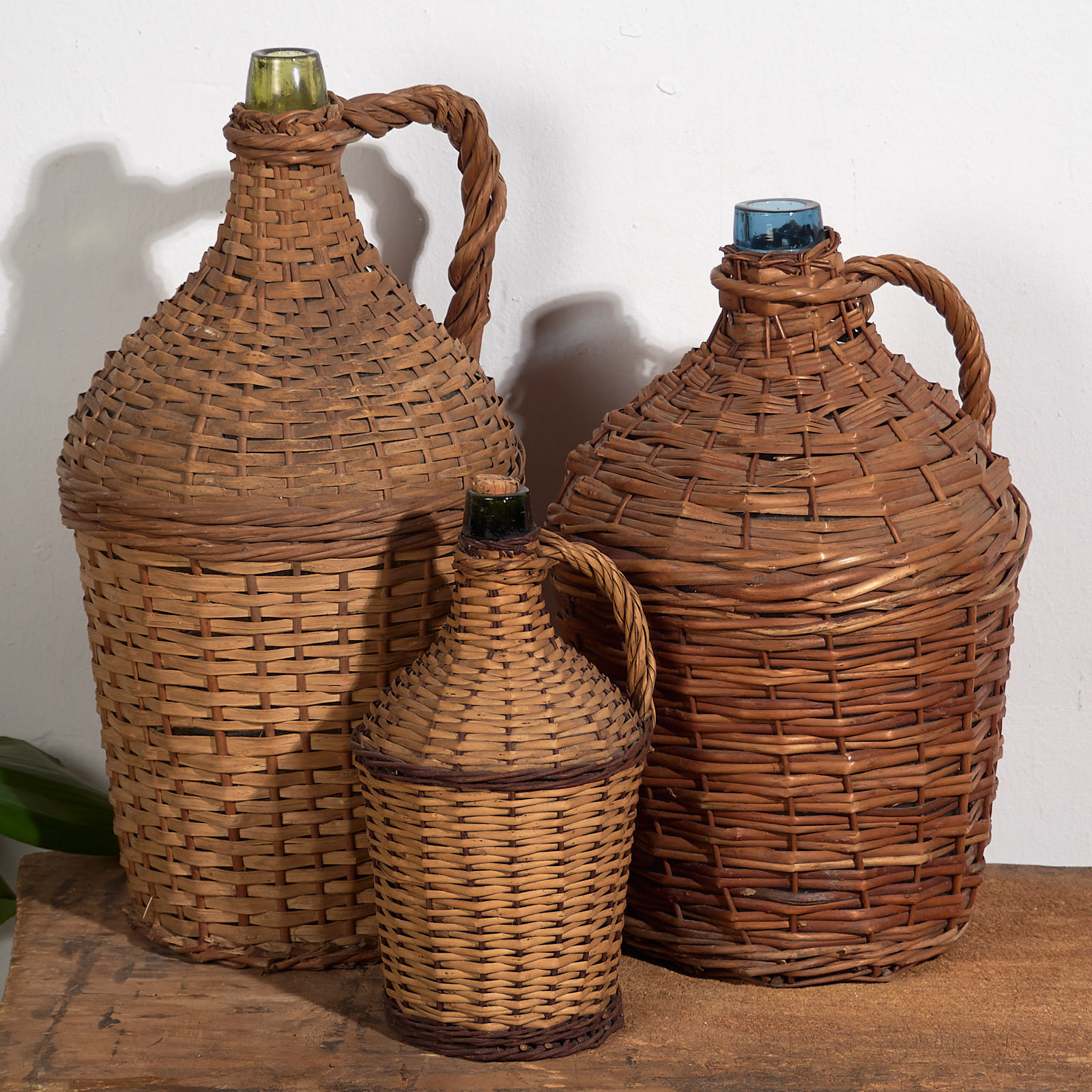 Antiguas damajuanas de vidrio y mimbre (c.1920). Conjunto de 3 piezas #67