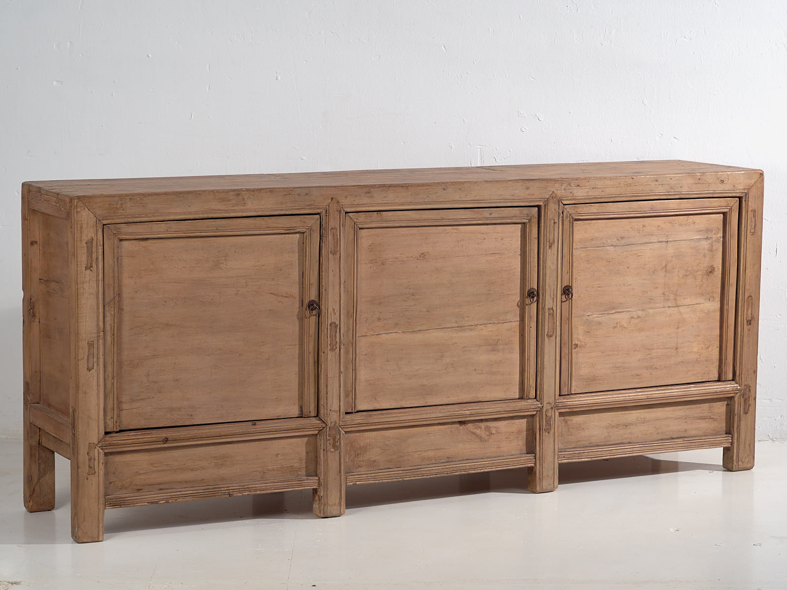 Ancien buffet en bois de pin à trois portes (vers 1920)