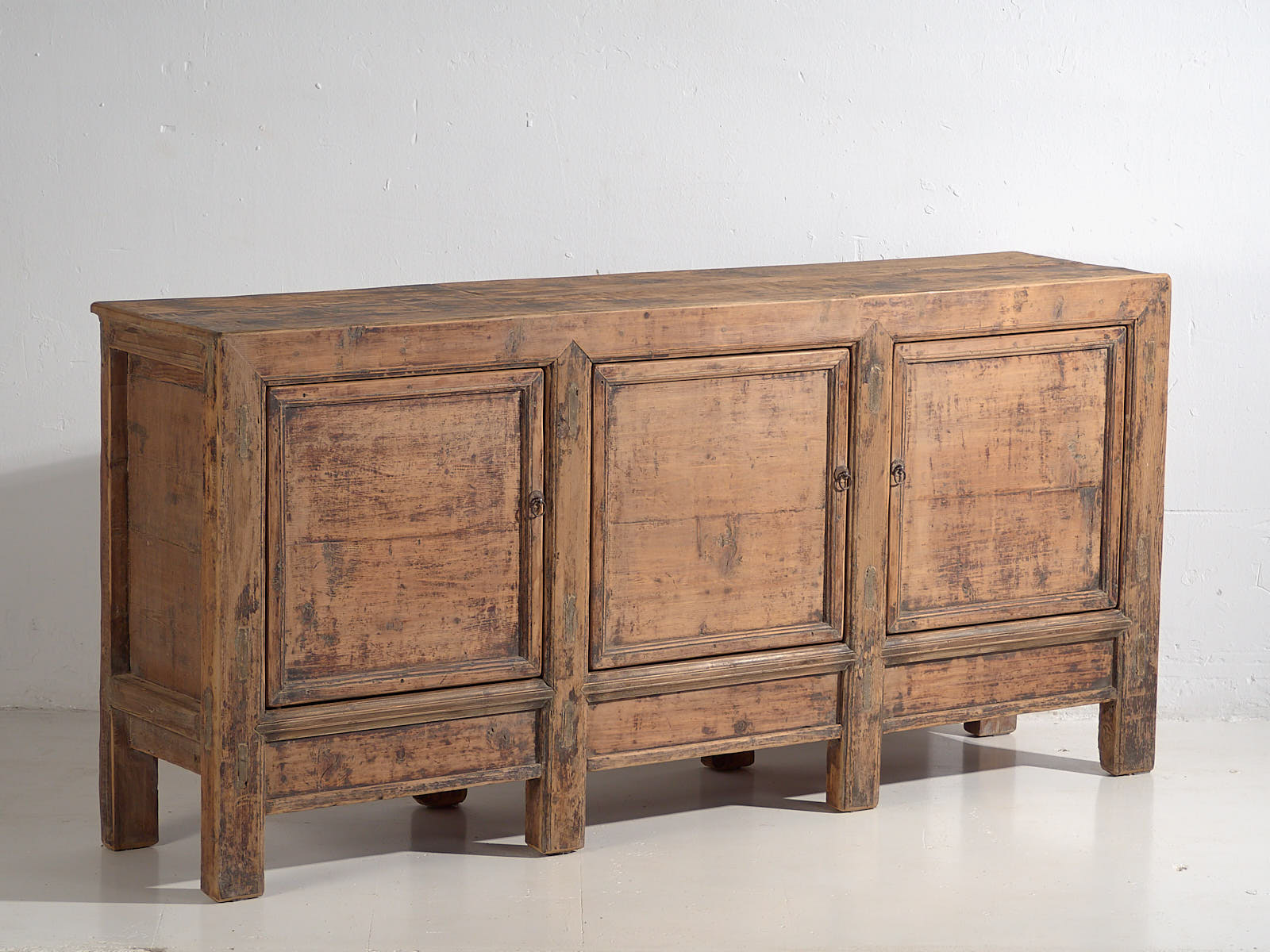Ancien buffet en bois à trois portes (vers 1920)