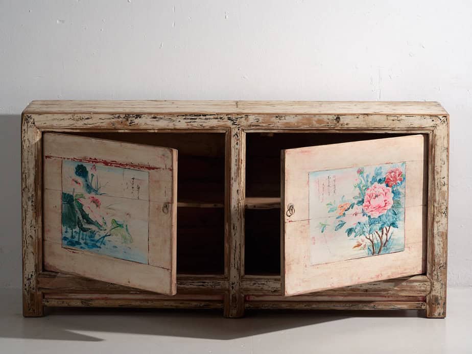 Aparador antiguo de color blanco con motivos florales (c.1870)