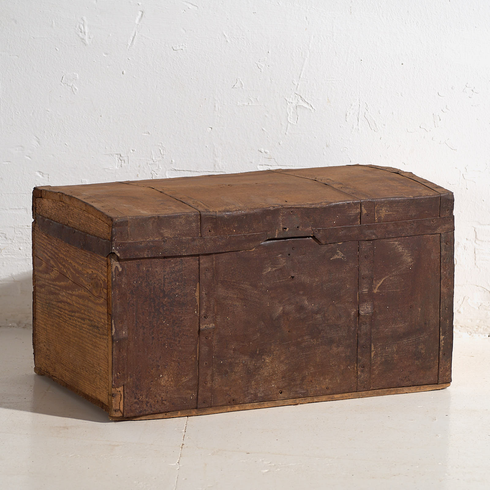 Pequeño cofre antiguo con estructura de metal (c.1920) #11
