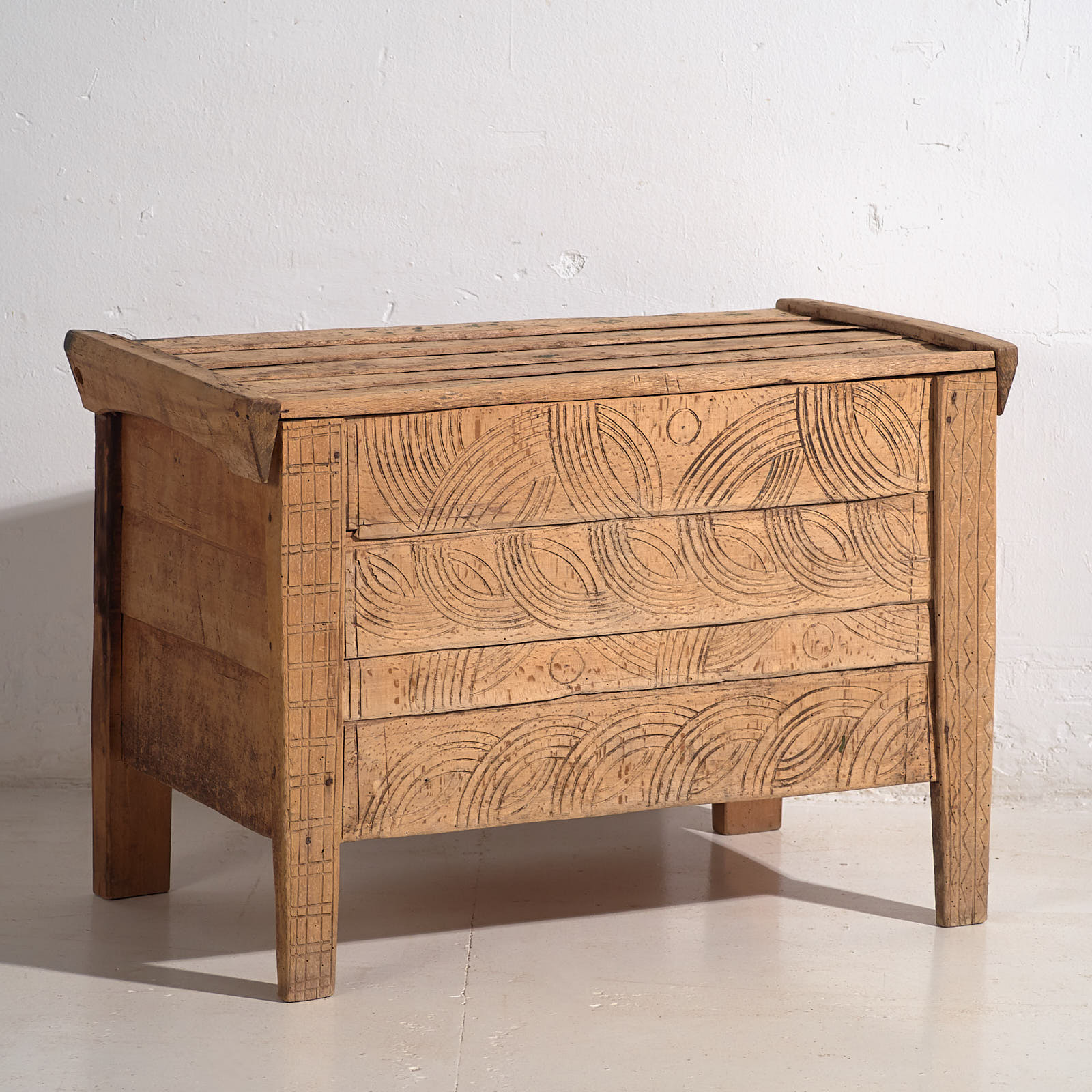 Arcón antiguo tallado de estilo primitivo (c.1920) #51