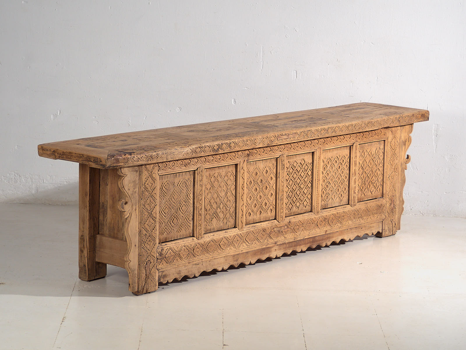 Buffet bas ancien sculpté à la main (c.1900) #54