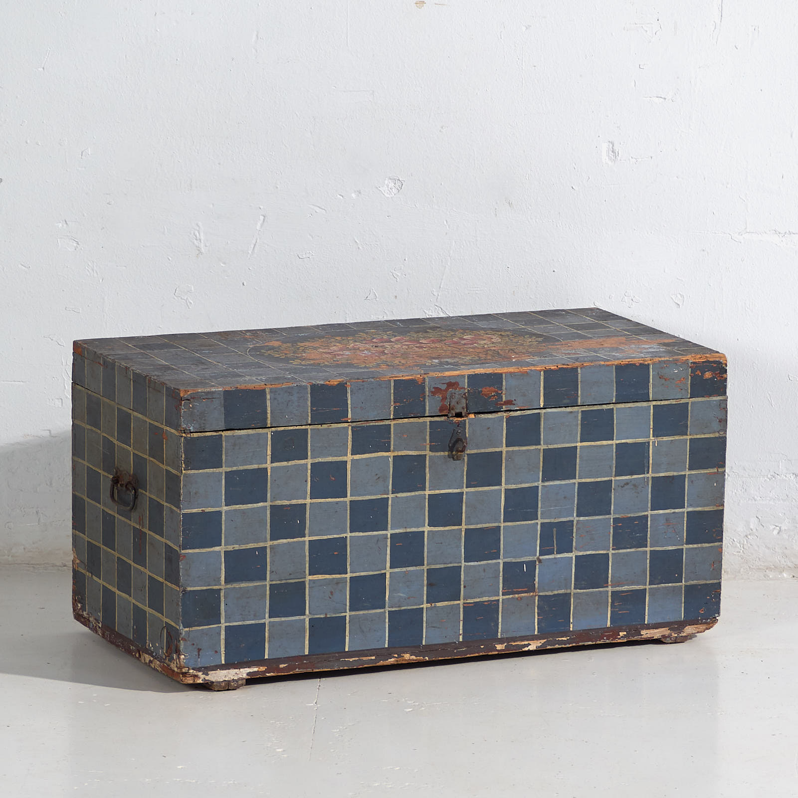Baúl antiguo pintado con decoración geométrica (c.1920) #8