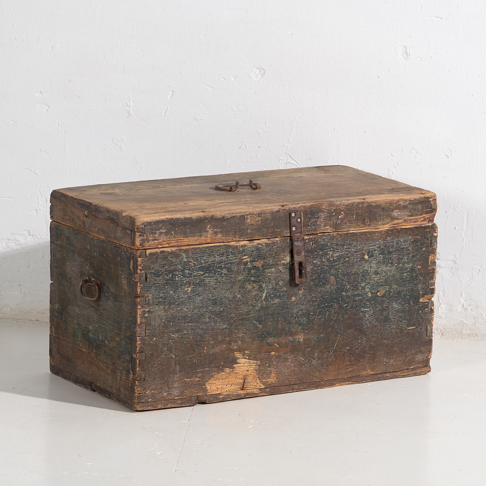 Antiguo cofre de tonos oscuros (c.1920) #6
