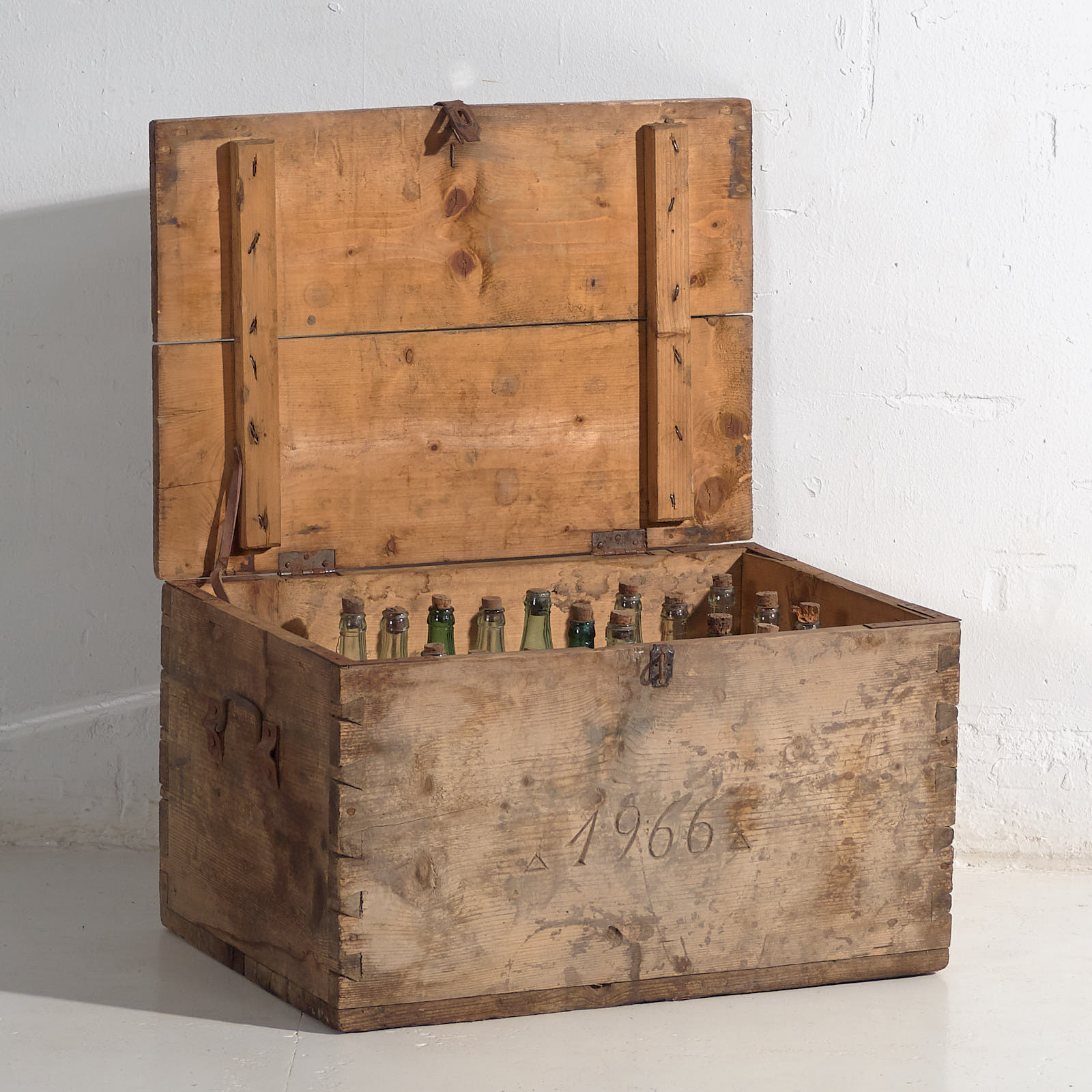 Baúl vintage para almacenaje de botellas (Año 1966) #17