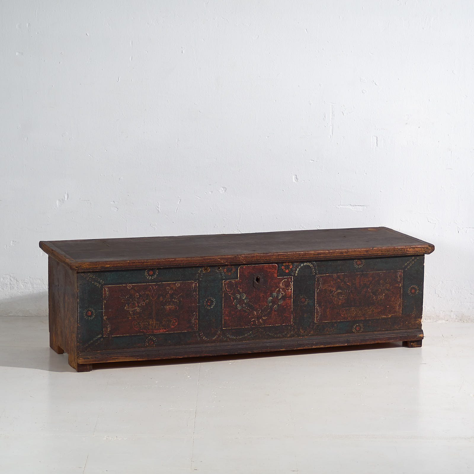 Arcón antiguo de almacenamiento en tonos oscuros (c.1870) #41