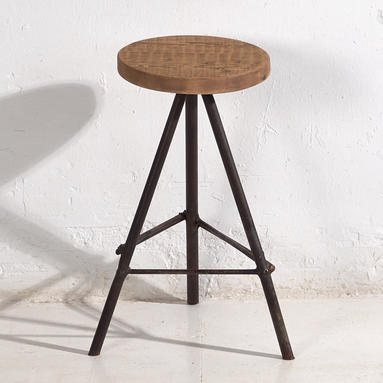 Taburete redondo de estilo industrial (c.1960) #1