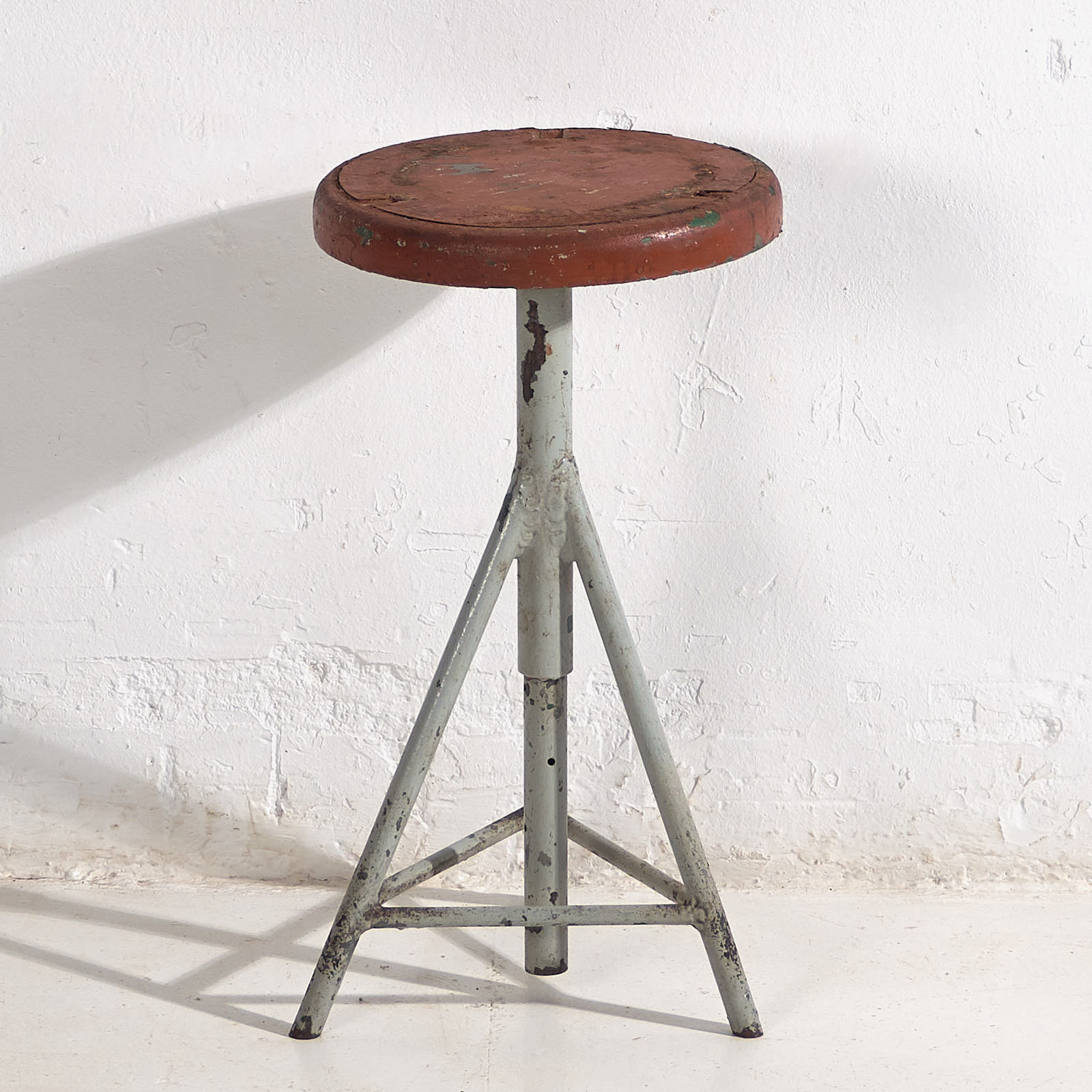Taburete redondo metálico de estilo industrial (c.1950) #9