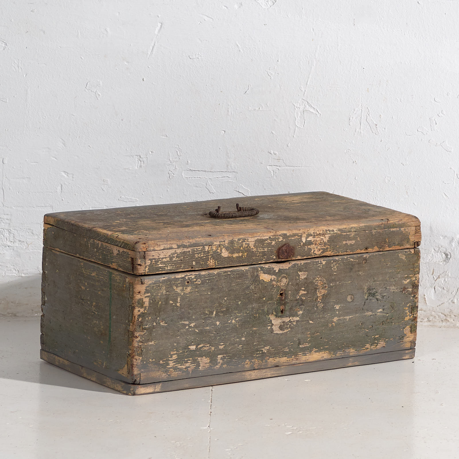 Pequeño cofre antiguo de madera maciza (c.1920) #73