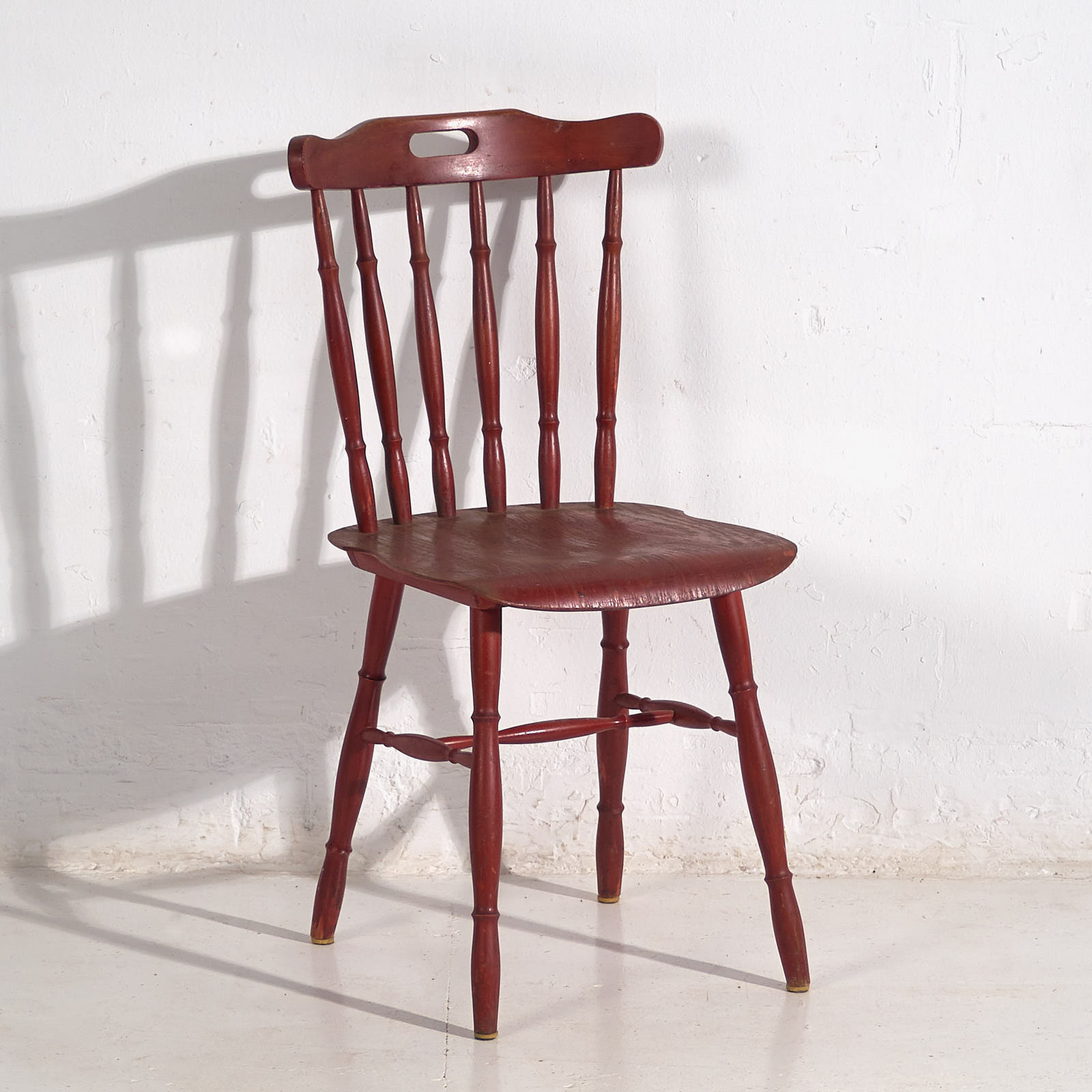 Silla roja antigua de estilo Windsor (c.1920)