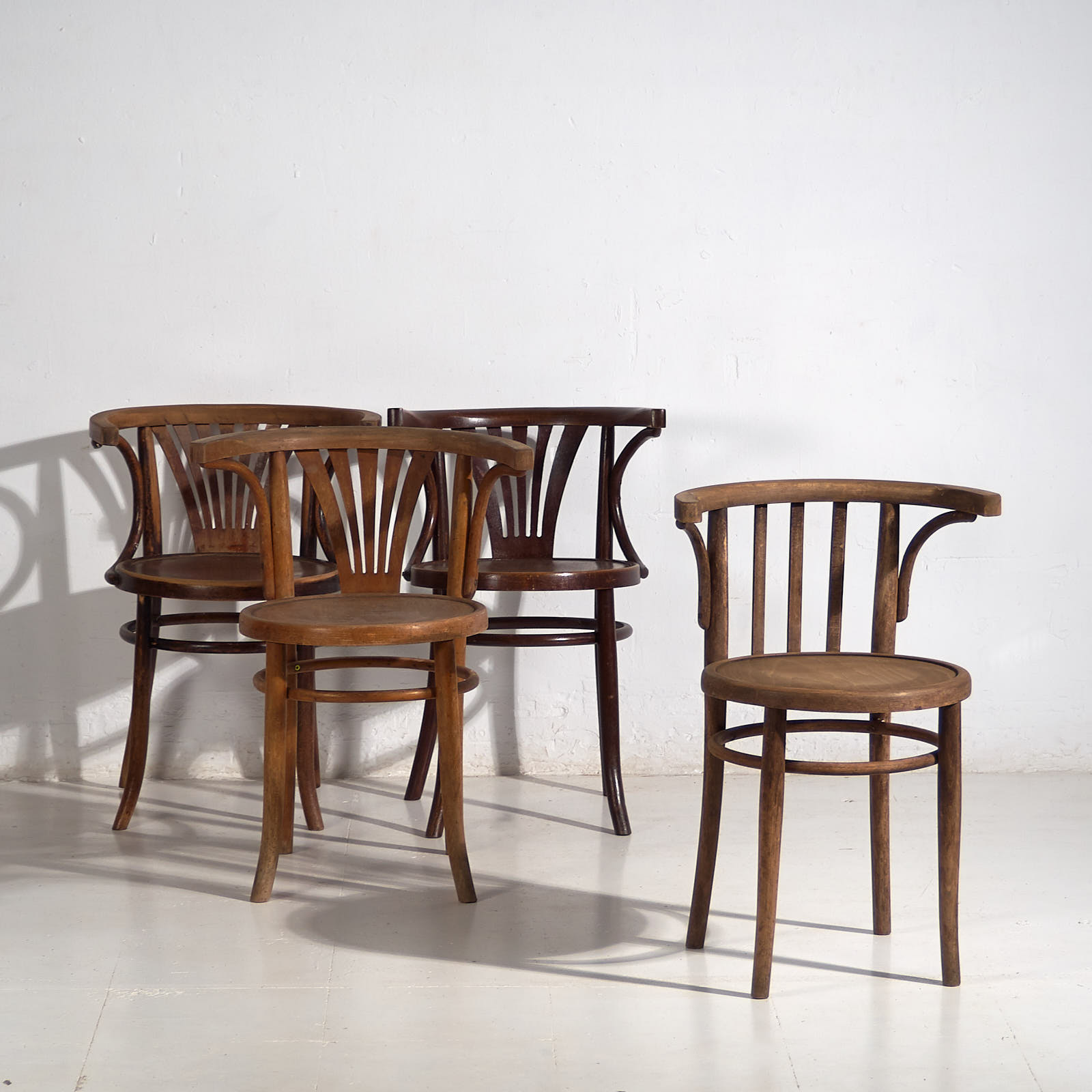 Sillas con reposabrazos de madera curvada (c.1920). Conjunto de 4 piezas #15