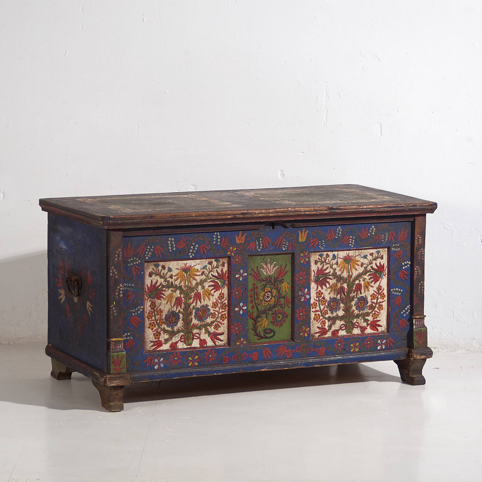 Baúl azul antiguo con detalles florales pintados a mano (c.1870) #2