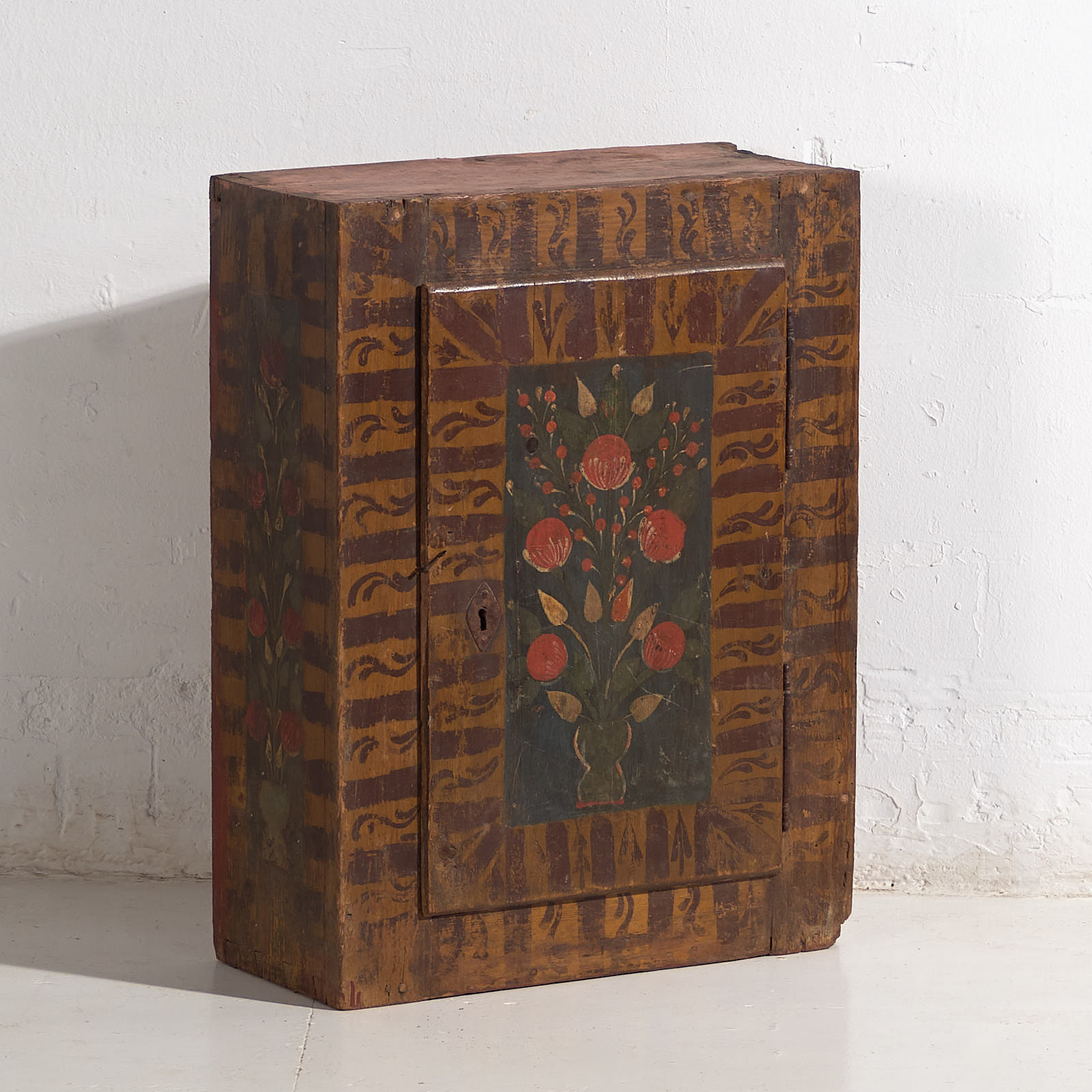 Armario de pared antiguo pintado con motivos florales (c.1850) #8