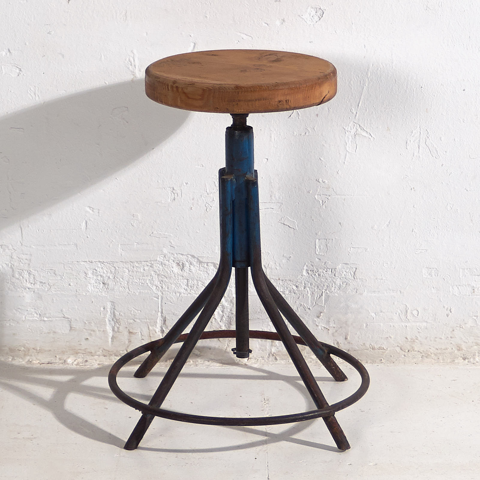 Taburete industrial de color azul marino (c.1950) #2