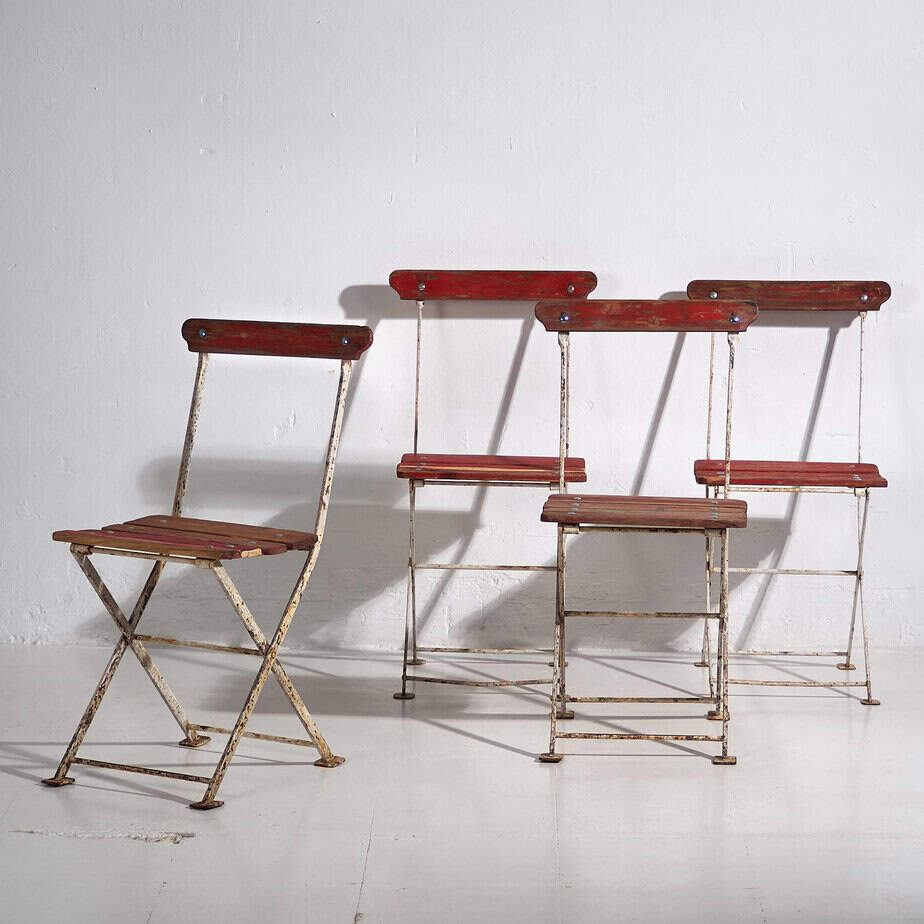 Antiguas sillas plegables de jardín en color rojo (c.1920). Conjunto de 4 piezas
