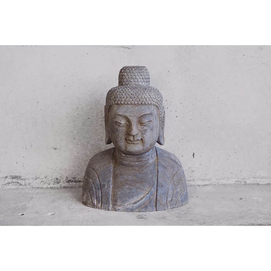 Buda de piedra oriental
