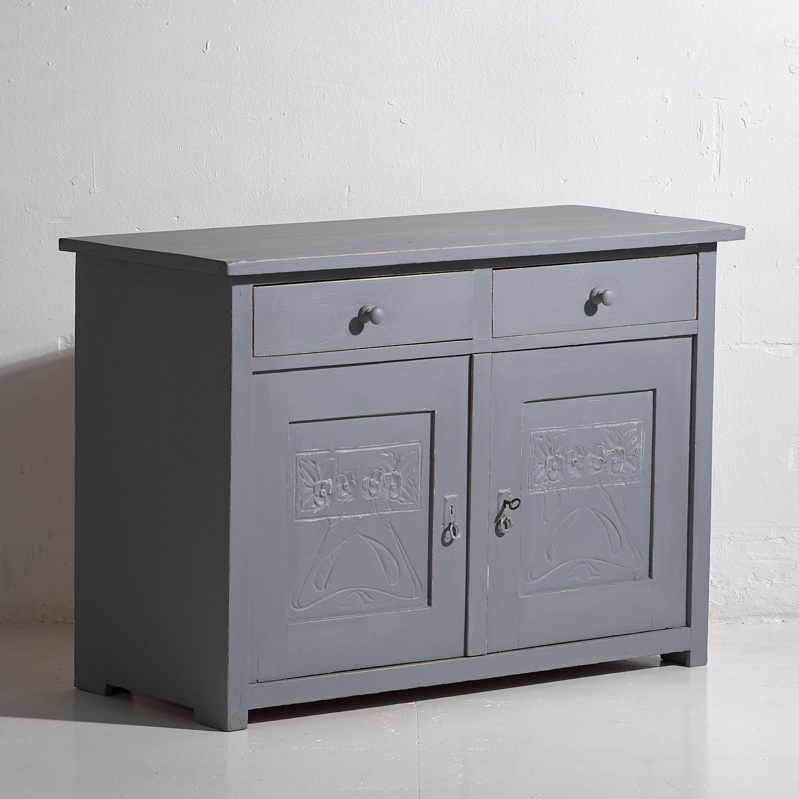 Antique two-door dresser (c.1920) #3