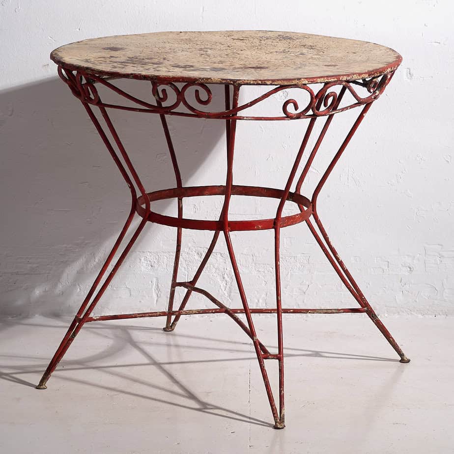 Ancienne table de jardin rouge (c.1920)