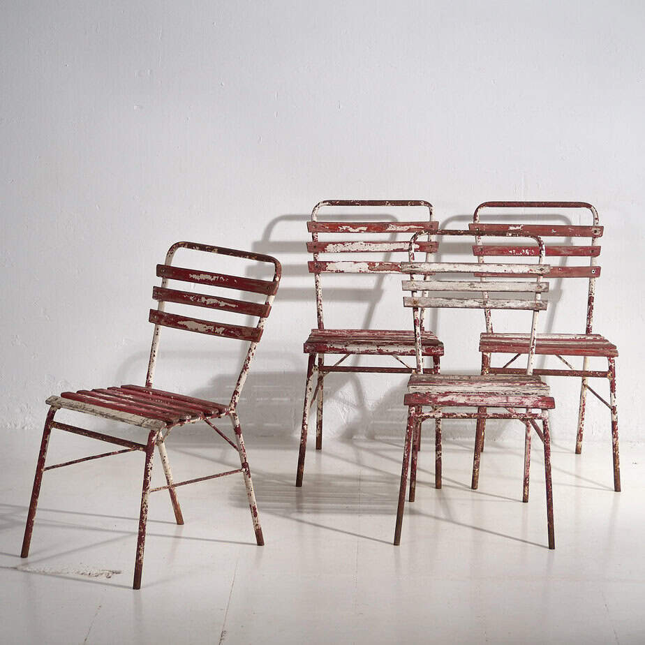 Sillas de terraza antiguas de color rojo y blanco (c.1920). Conjunto de 4 piezas