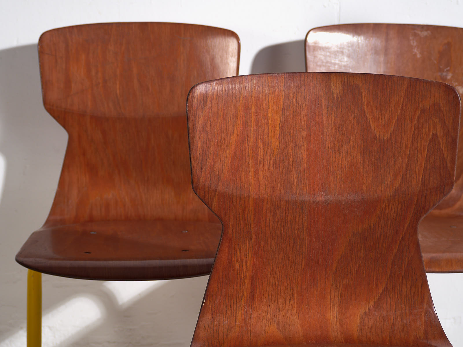 Industrial lounge chairs in yellow and red (c.1950). Set of 4 pieces - Image 2