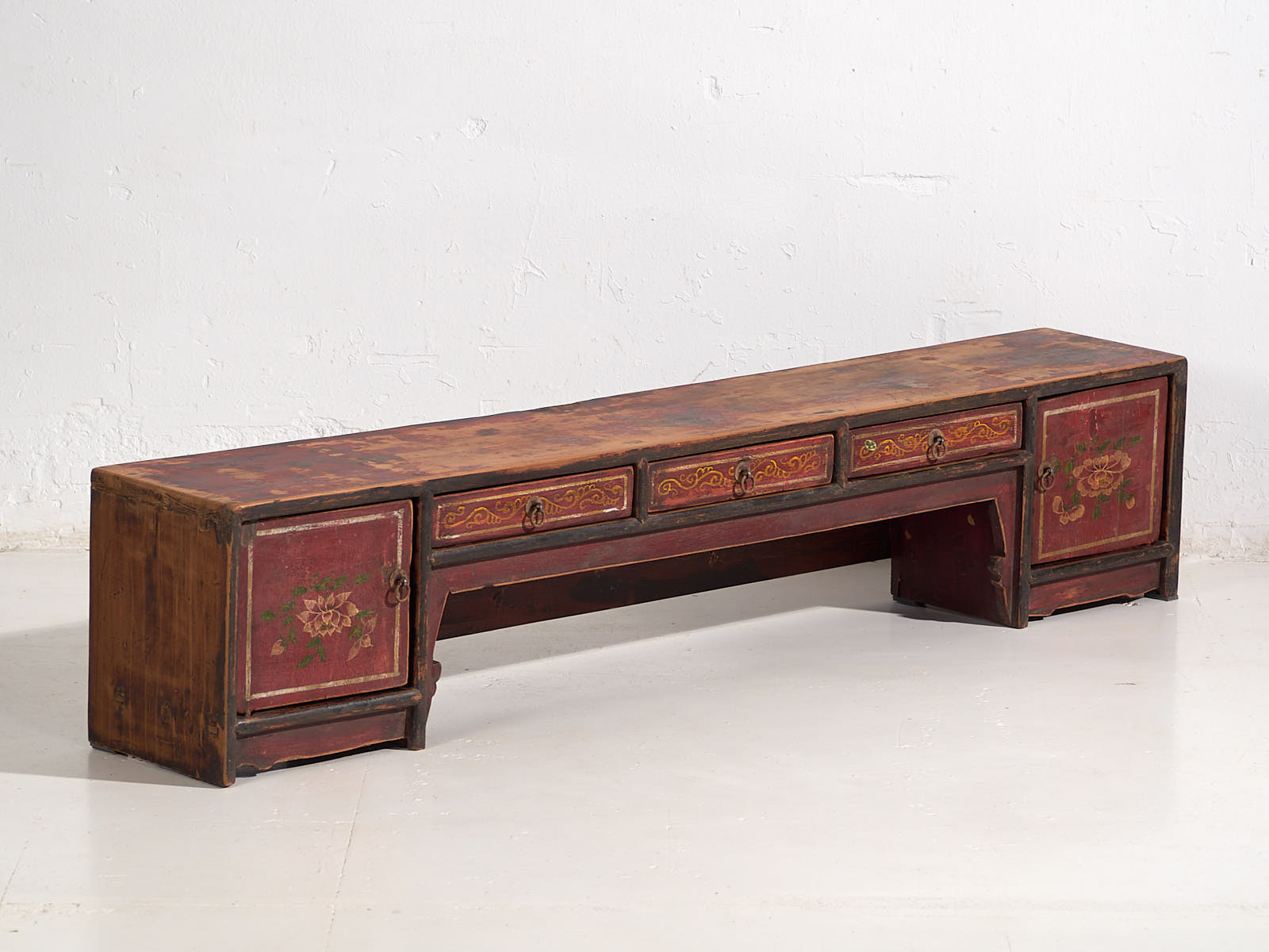 Meuble TV rouge ancien avec détails floraux (c.1900) #17