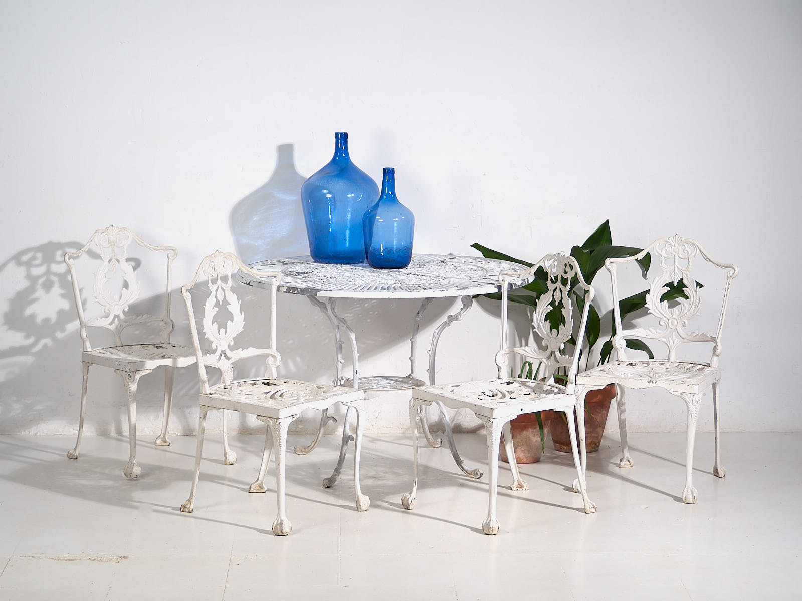 Mesa y sillas de jardín vintage de color blanco (c.1950). Conjunto de 5 piezas