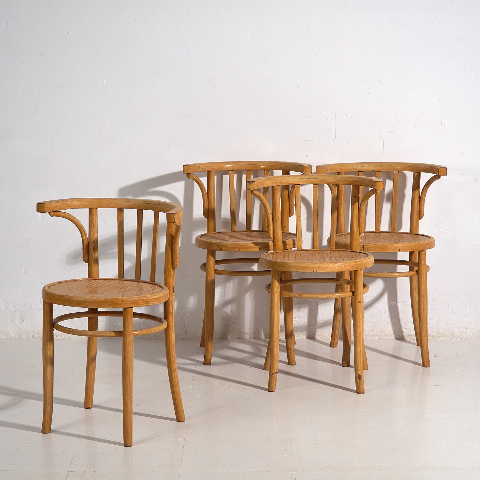 Sillas antiguas con reposabrazos (c.1920). Conjunto de 4 piezas #1