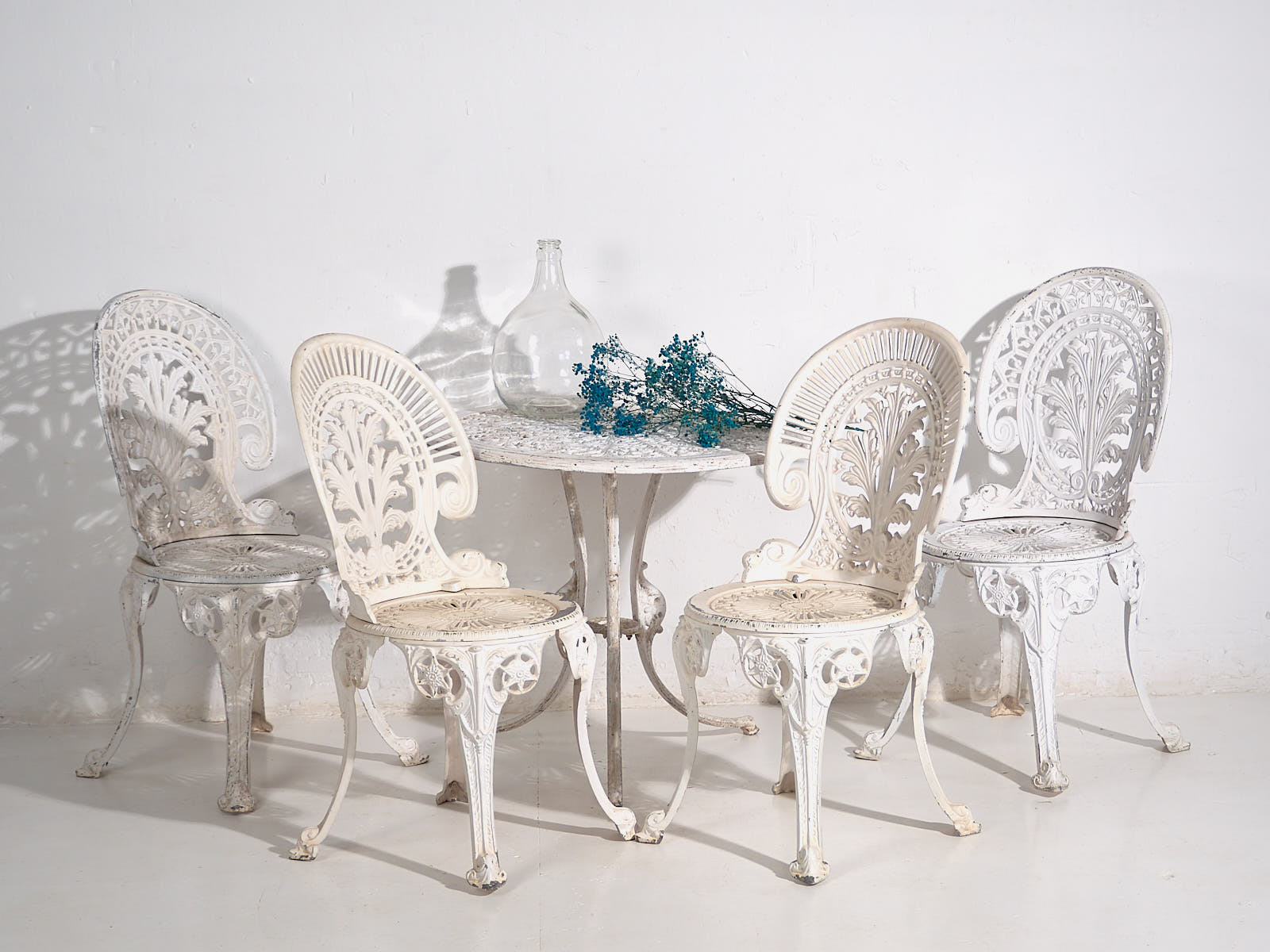 Ensemble table et chaises de jardin Art Nouveau (vers 1950). Ensemble de 5 pièces 
