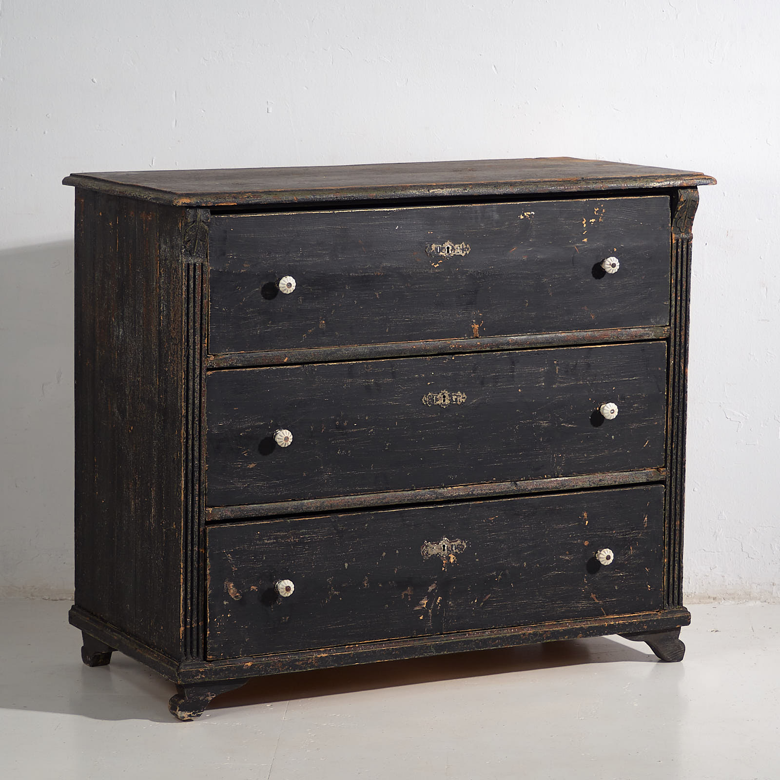 Cómoda antigua de madera con pátina de color oscuro (c.1920)