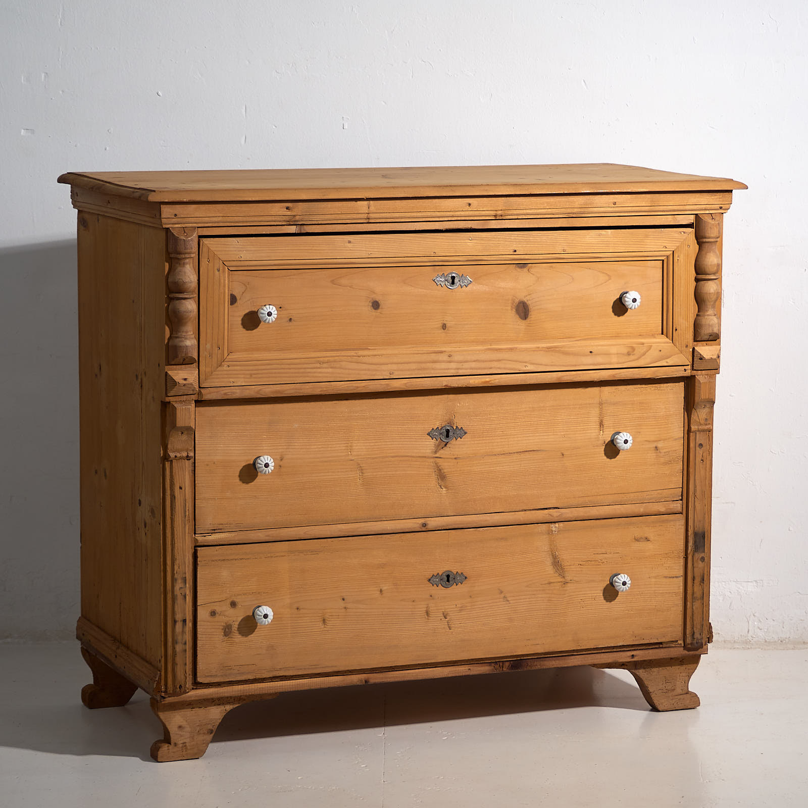Commode de chambre à coucher ancienne (vers 1920)