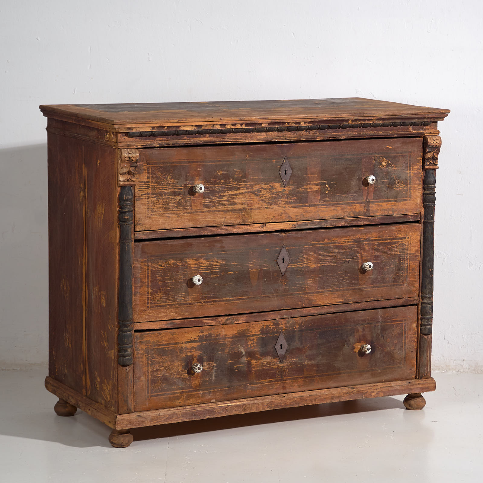 Commode ancienne en bois massif avec poignées en porcelaine (c.1920) #77