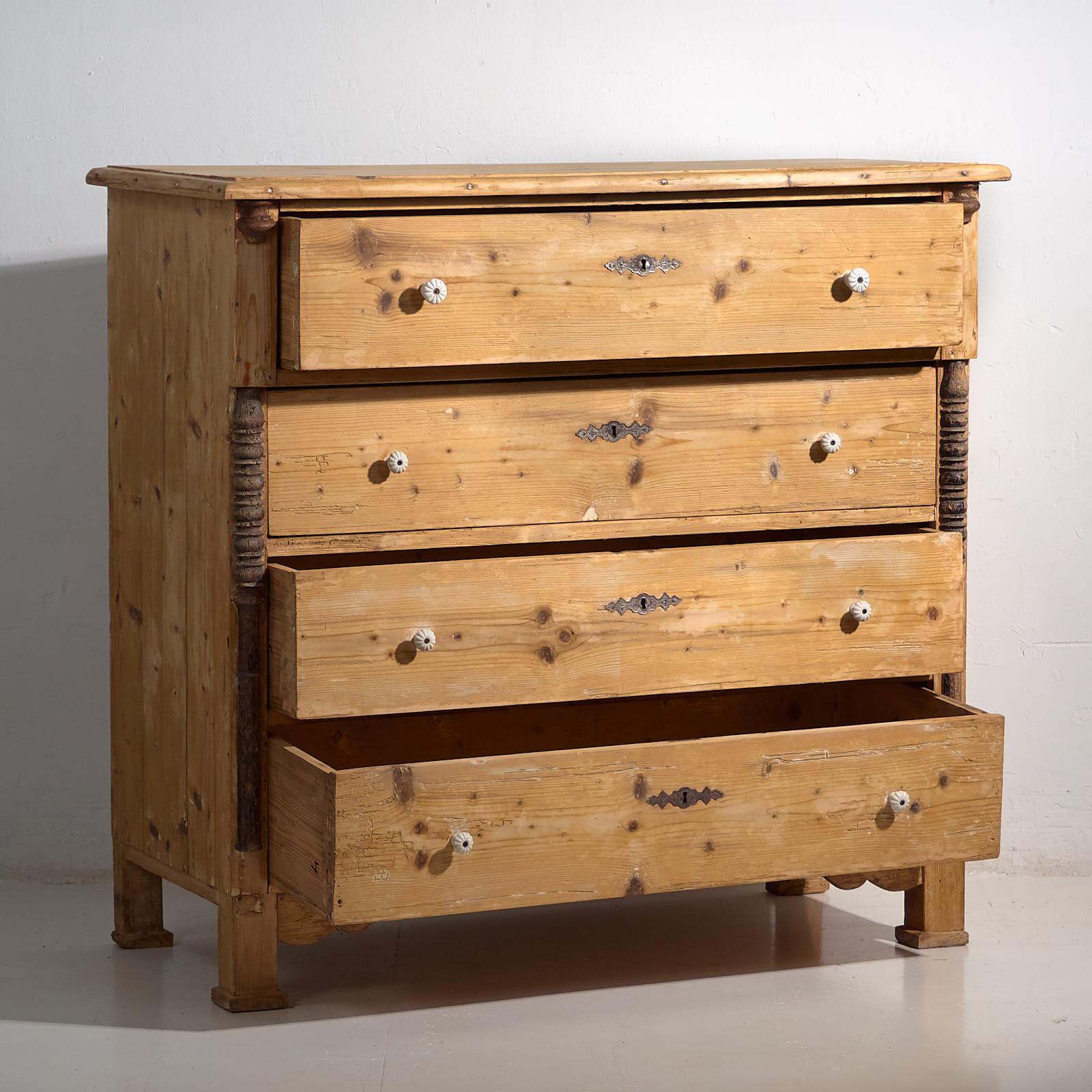 Grande commode ancienne de style provençal (vers 1920) #12
