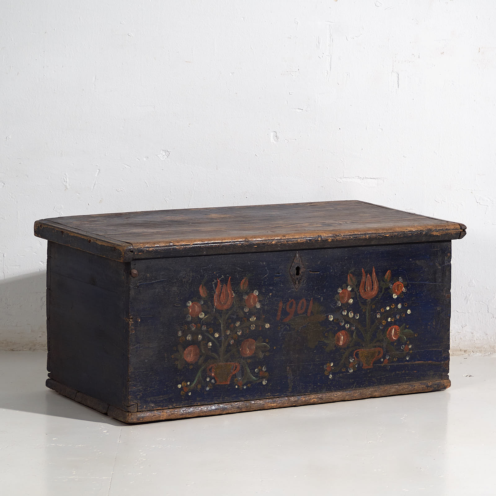 Antique trunk with floral motifs (1901) #41