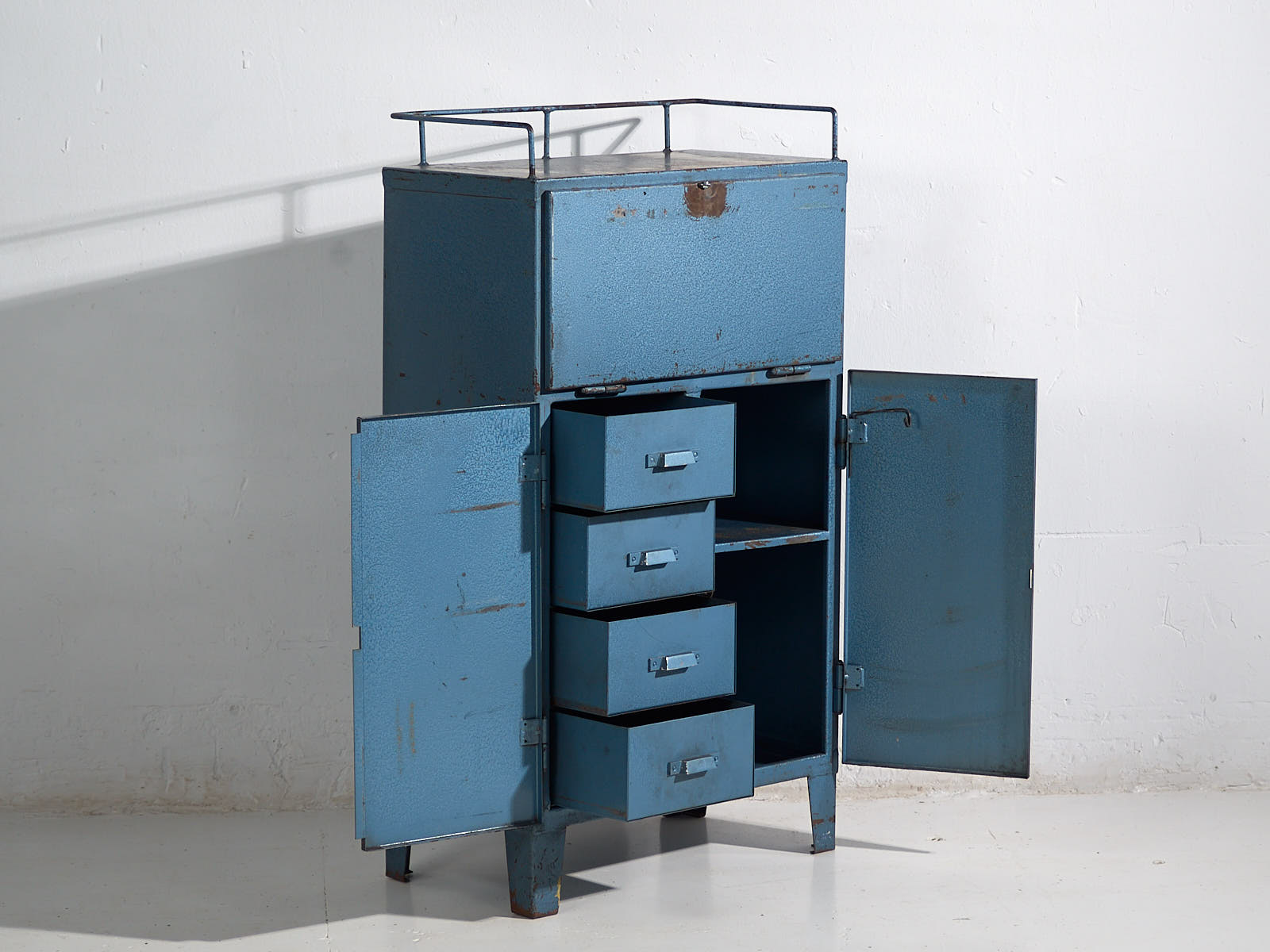 Armario metálico vintage de estilo industrial (c.1950) #1