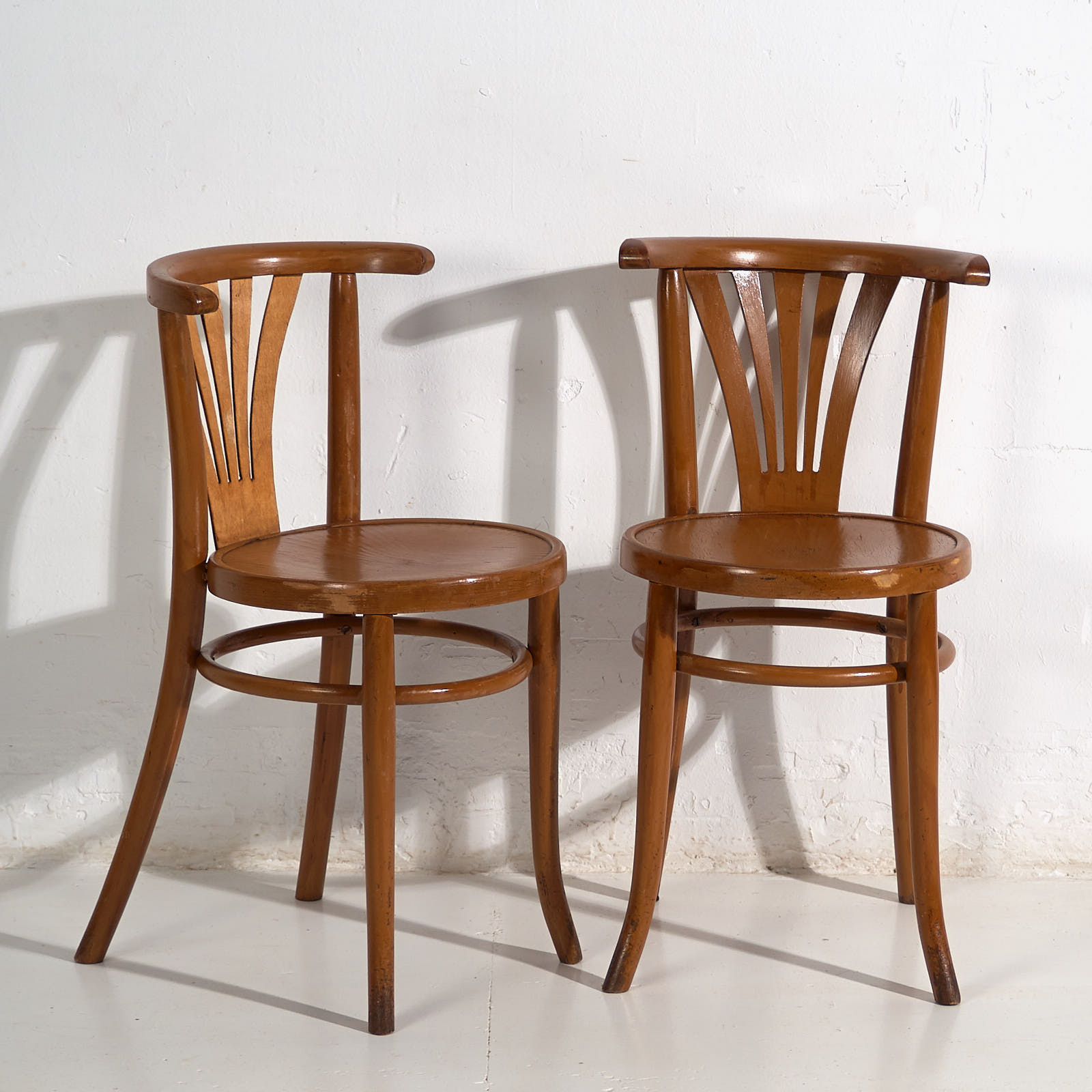 Sillas antiguas de café estilo vienés (c.1920). Conjunto de 2 piezas #1